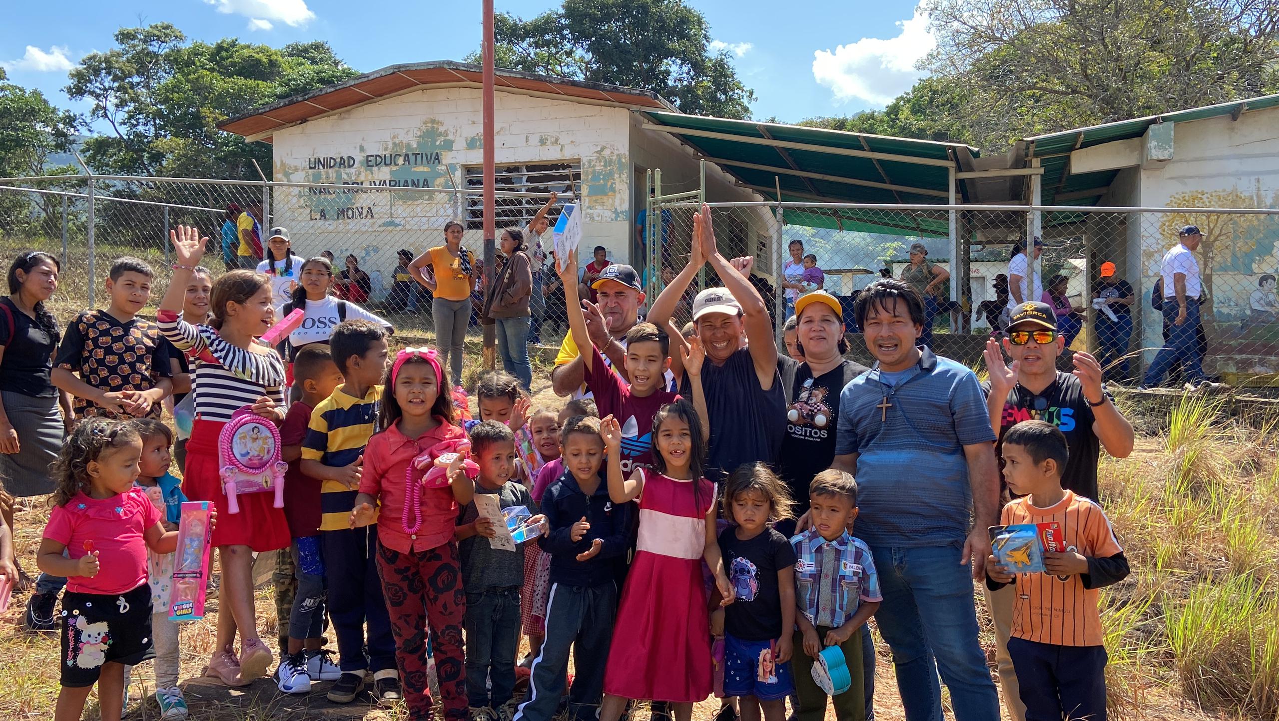 Ferromineros llevan alegría a los niños de las comunidades de Angostura