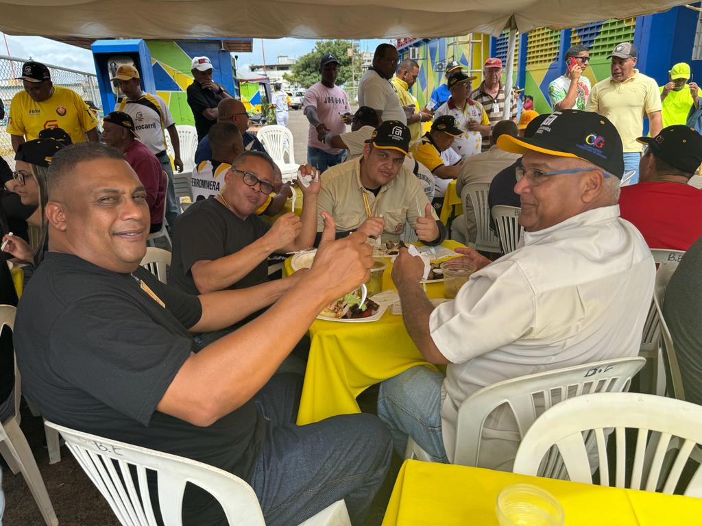 Ferrocarrileros son agasajados por su día
