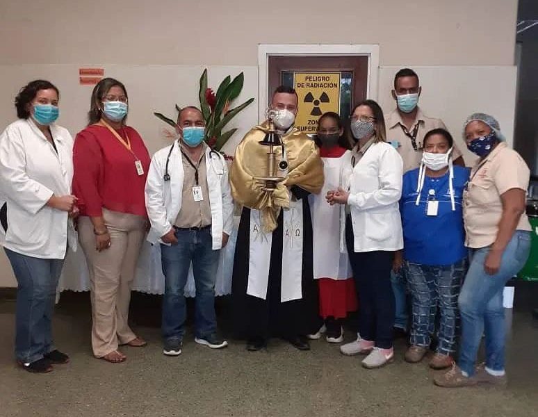 Sacerdote Edgar Rosales, realizó una paraliturgia para bendecir a todo el personal de este núcleo de salud