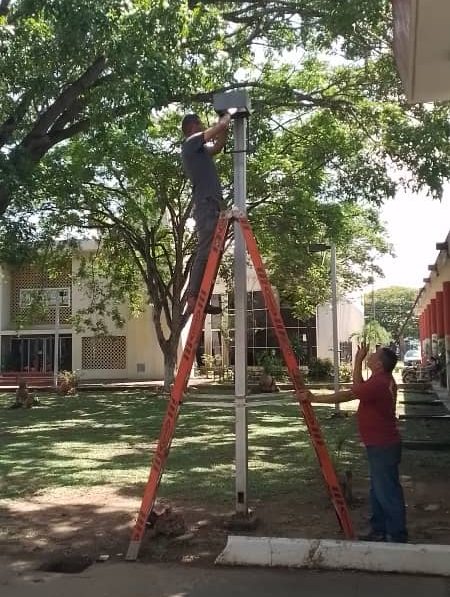 Ferrominera ejecuta instalación de luminarias en el Centro Cívico