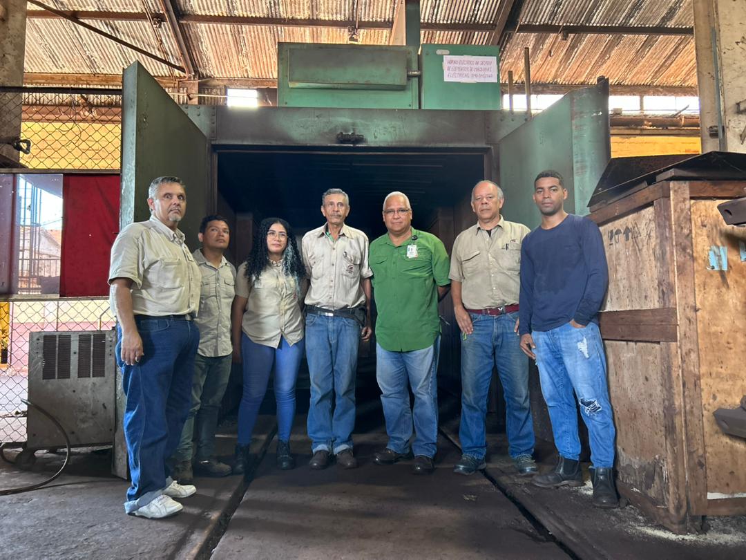 Ferromineros adecúan horno de secado de elementos eléctricos
