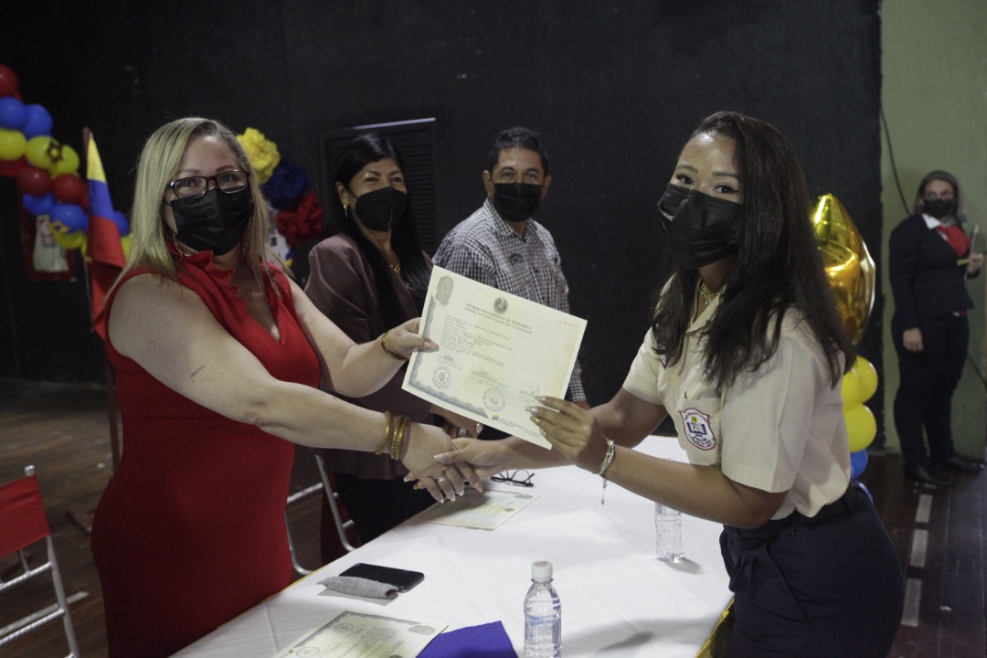 Colegios ferromineros egresan más de 200 bachilleres en Palúa y Puerto Ordaz