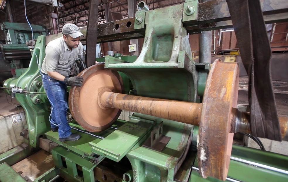 Trabajadores de la Gerencia de Ferrocarril instalan prensa de 600 toneladas