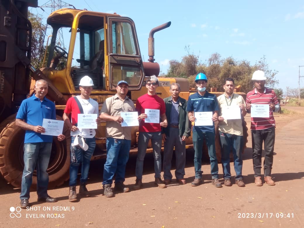 Ferromineros son certificados como operadores de montacargas