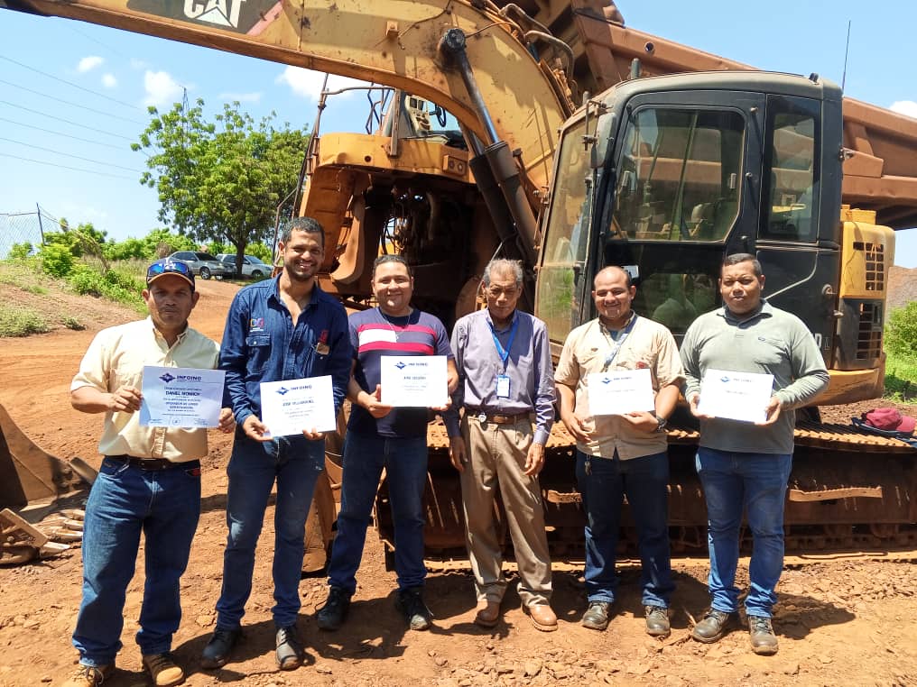 Operadores de equipo pesado obtienen certificación en jornadas formativas