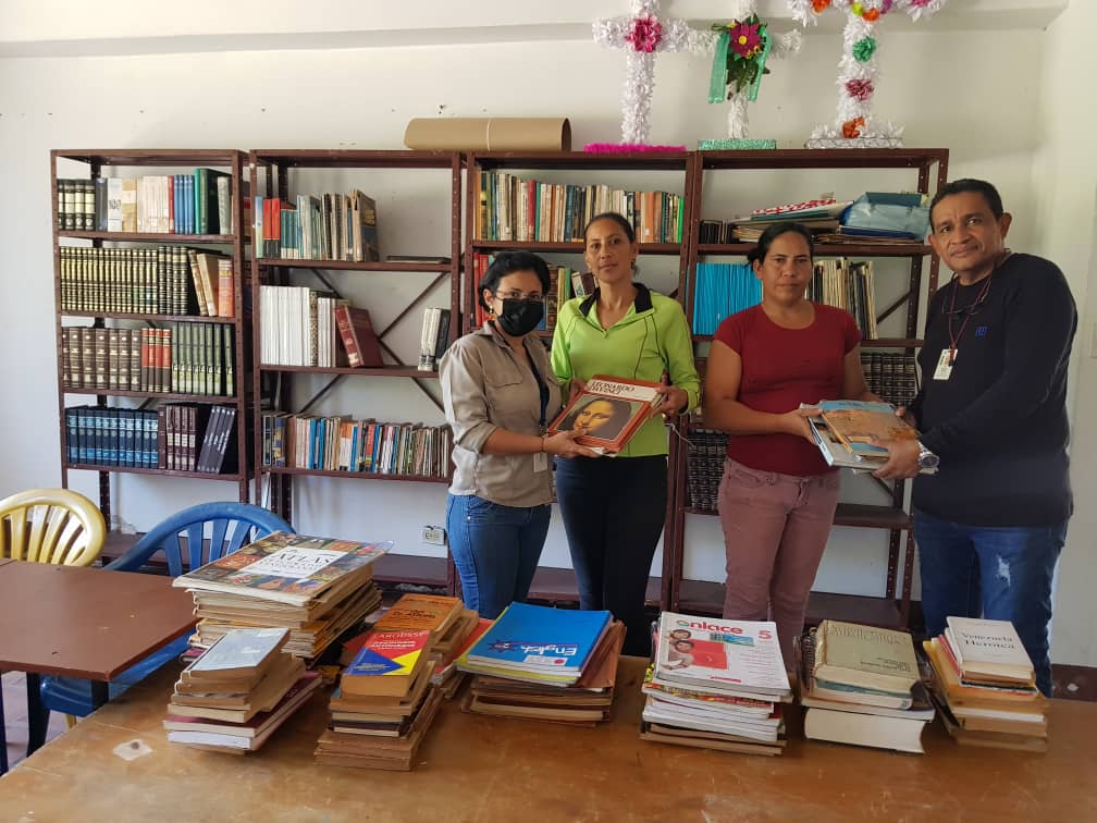 Ferrominera entrega libros a Casa de la Cultura