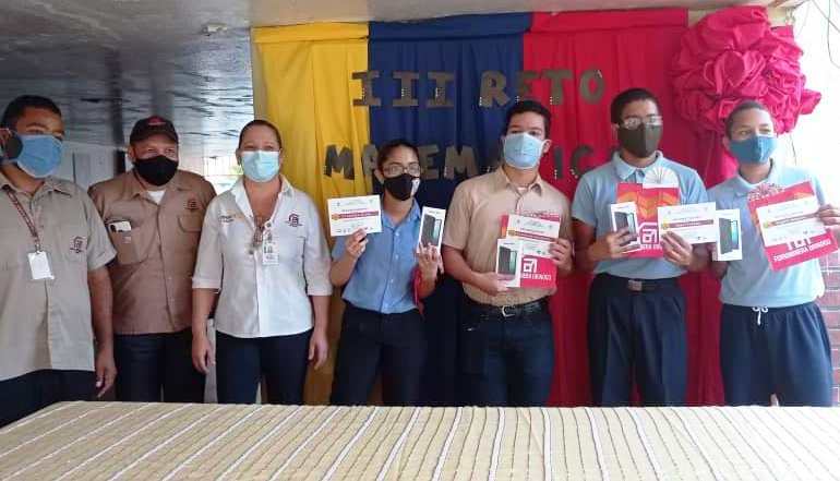 Estudiantes destacados en campeonatos de matemática fueron reconocidos