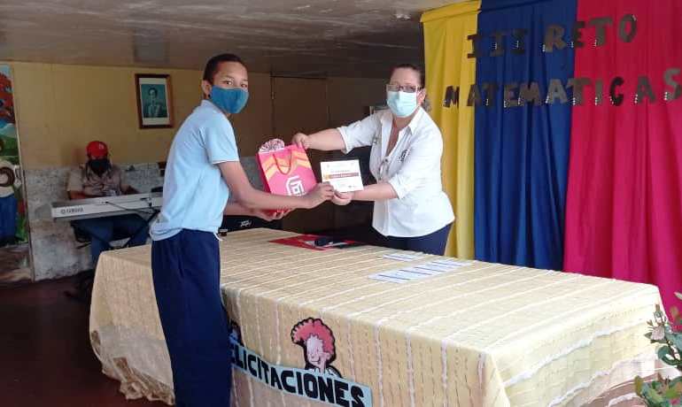 Foto de estudiante galardonado