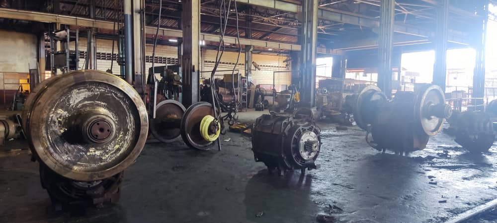 Ferrominera inicia instalación de ruedas nacionales en tercera locomotora