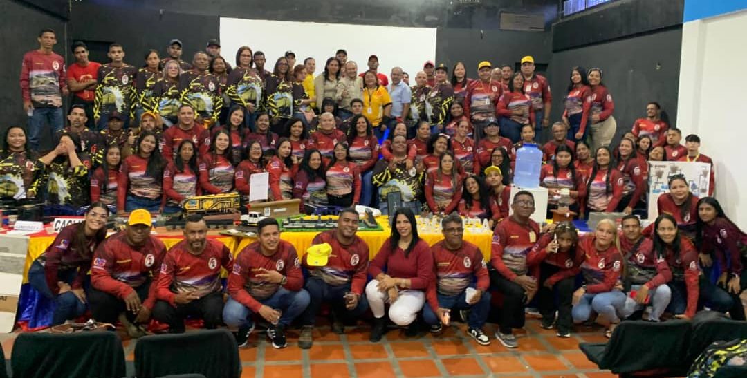 Ferromineros culminan diplomados y exponen sus proyectos
