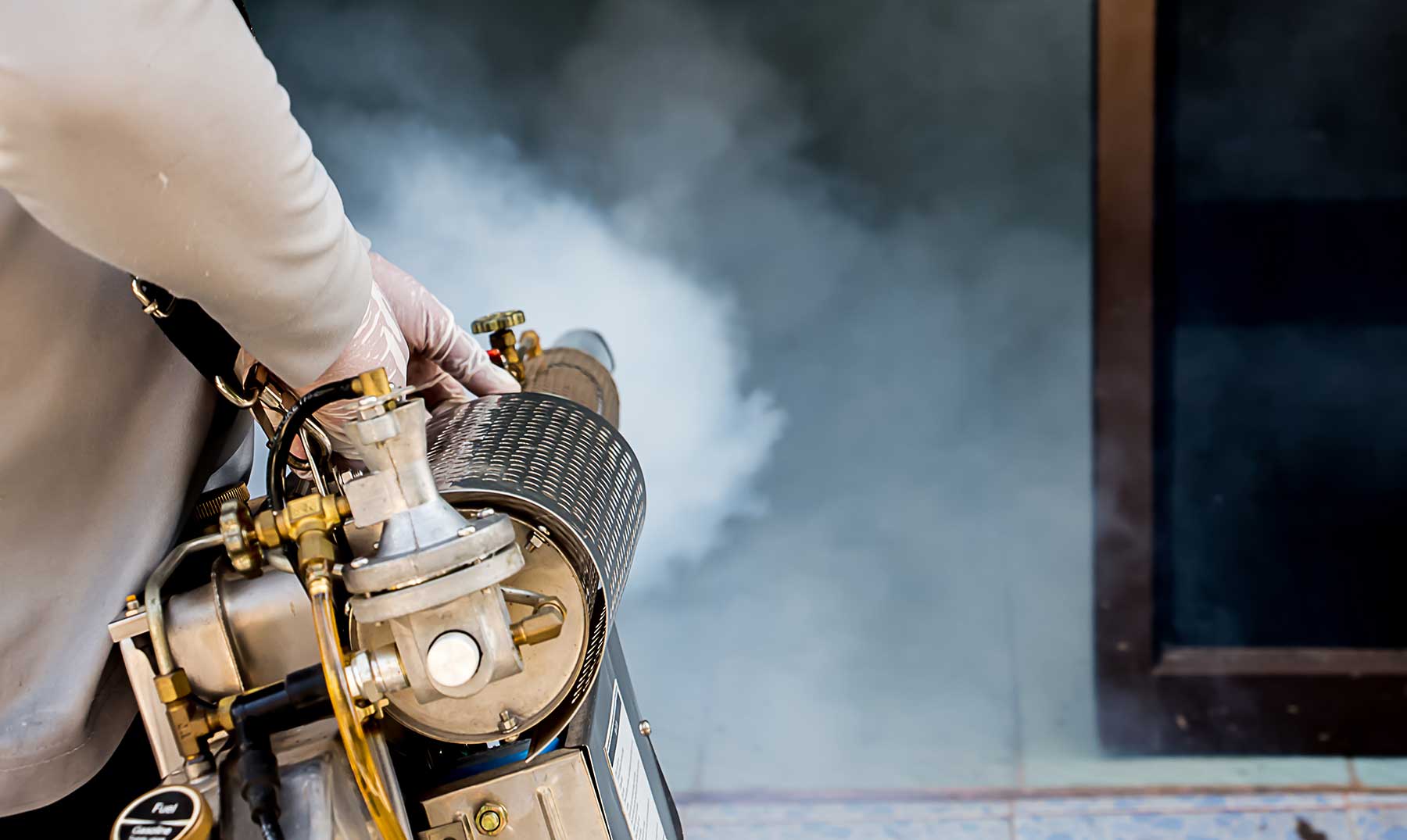 personal-de-empresa-de-fumigación-y-control-de-plagas